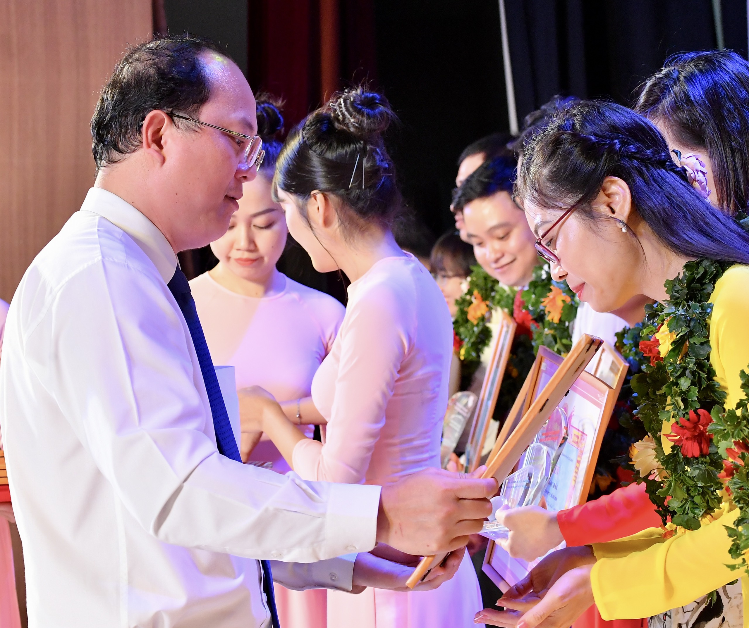Đồng chí Nguyễn Hồ Hải - Phó Bí thư Thành ủy TP. Hồ Chí Minh trao tặng giải thưởng Nhà giáo trẻ tiêu biểu Thành phố năm cho các giáo viên (Ảnh: VIỆT DŨNG)